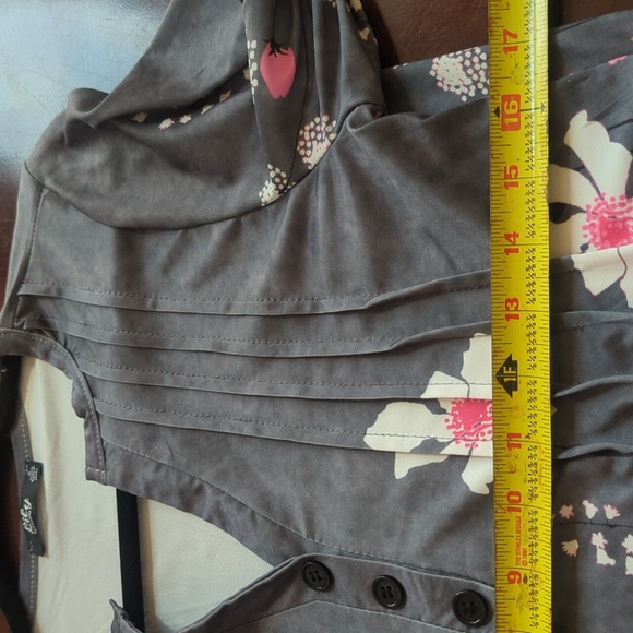 Small grey, pink and white floral top - Picture 3 of 7